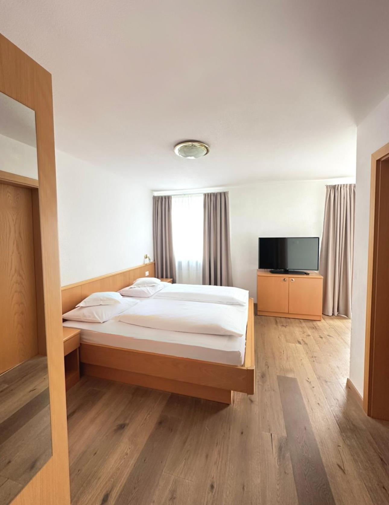 Garni Hotel Dorothea Tirolo Dış mekan fotoğraf